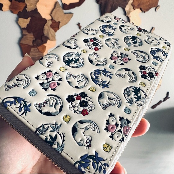 Bunkoya Oozeki Asakusa Yuzen Cat Nibi Iro Long Japan Floral Embossed Wallet - Picture 2 of 11